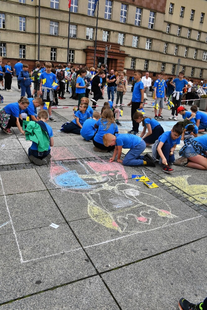 Dzisiaj o godz. 12.00 na placu Jana Pawła II odbyła się uroczysta premiera hejnału Rudy Śląskiej. Wykonał go autor – Łukasz Rudnik, rudzianin, który na co dzień jest hejnalistą na wieży Mariackiej w Krakowie.

fot. Jacek Knapik