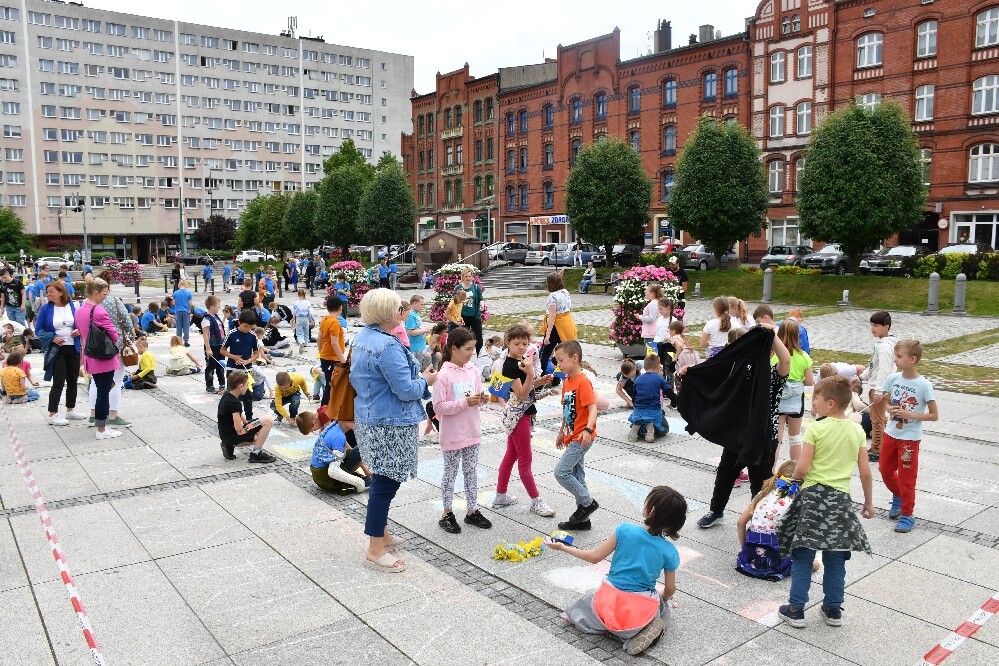 Dzisiaj o godz. 12.00 na placu Jana Pawła II odbyła się uroczysta premiera hejnału Rudy Śląskiej. Wykonał go autor – Łukasz Rudnik, rudzianin, który na co dzień jest hejnalistą na wieży Mariackiej w Krakowie.

fot. Jacek Knapik