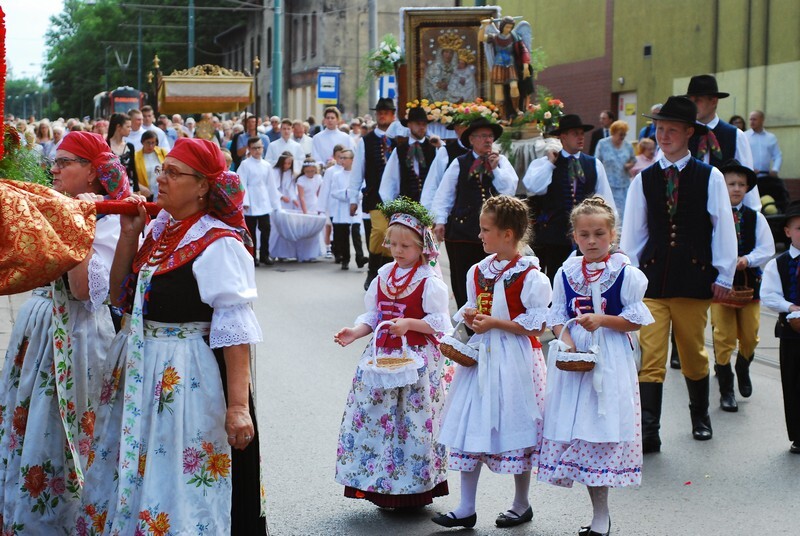 Procesja Bożego Ciała w świętochłowickich Lipinach: Tuż po mszy św. ulicami Świętochłowic przeszła barwna procesja.