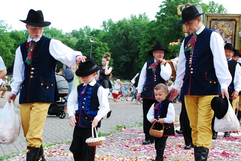 Procesja Bożego Ciała w świetochłowickich Lipinach: 20 czerwca, po uroczystej mszy świętej odprawionej w kościele św. Augustyna ulicami Lipin przeszła barwna procesja Bożego Ciała. Wzięły w niej udział prawdziwe tłumy! Tutejsza uroczystość ma wyjątkowy charakter, ponieważ mieszkańcy ubierają się w tradycyjne stroje regionalne.