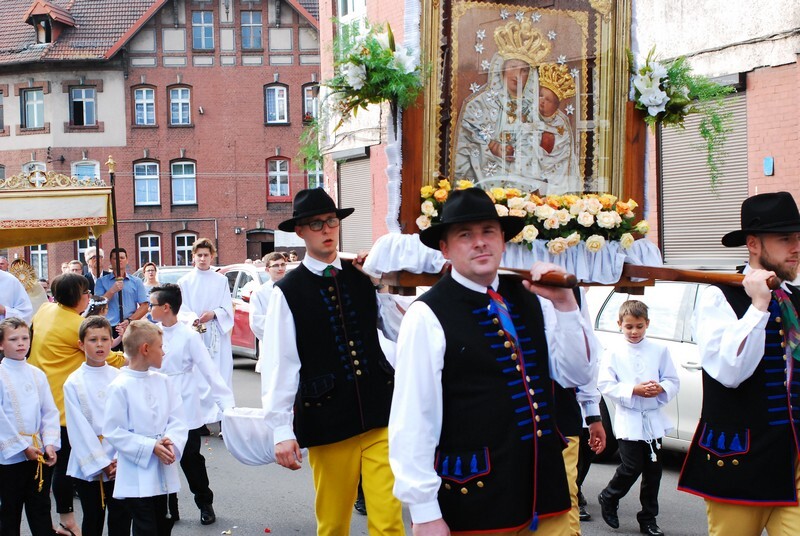 Procesja Bożego Ciała w świetochłowickich Lipinach: 20 czerwca, po uroczystej mszy świętej odprawionej w kościele św. Augustyna ulicami Lipin przeszła barwna procesja Bożego Ciała. Wzięły w niej udział prawdziwe tłumy! Tutejsza uroczystość ma wyjątkowy charakter, ponieważ mieszkańcy ubierają się w tradycyjne stroje regionalne.