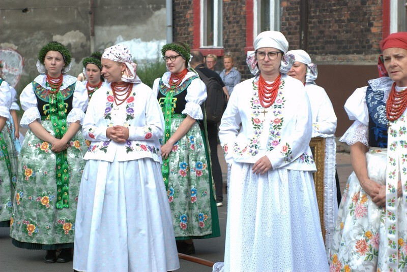 Procesja Bożego Ciała w świetochłowickich Lipinach: 20 czerwca, po uroczystej mszy świętej odprawionej w kościele św. Augustyna ulicami Lipin przeszła barwna procesja Bożego Ciała. Wzięły w niej udział prawdziwe tłumy! Tutejsza uroczystość ma wyjątkowy charakter, ponieważ mieszkańcy ubierają się w tradycyjne stroje regionalne.