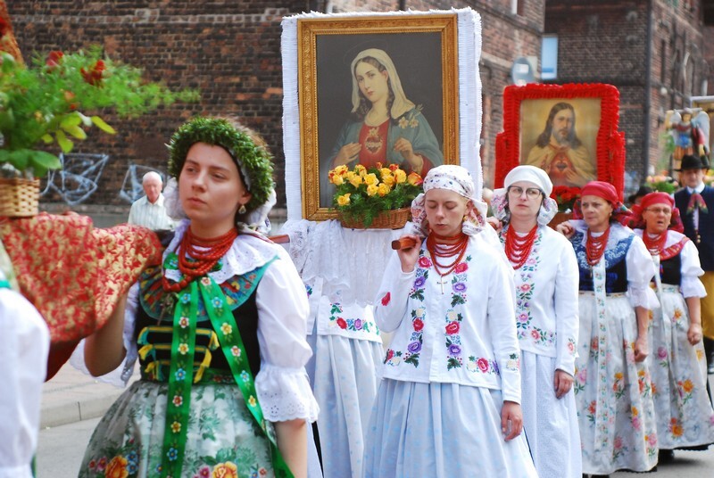 Procesja Bożego Ciała w świetochłowickich Lipinach: 20 czerwca, po uroczystej mszy świętej odprawionej w kościele św. Augustyna ulicami Lipin przeszła barwna procesja Bożego Ciała. Wzięły w niej udział prawdziwe tłumy! Tutejsza uroczystość ma wyjątkowy charakter, ponieważ mieszkańcy ubierają się w tradycyjne stroje regionalne.