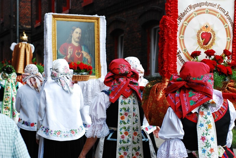 Procesja Bożego Ciała w świetochłowickich Lipinach: 20 czerwca, po uroczystej mszy świętej odprawionej w kościele św. Augustyna ulicami Lipin przeszła barwna procesja Bożego Ciała. Wzięły w niej udział prawdziwe tłumy! Tutejsza uroczystość ma wyjątkowy charakter, ponieważ mieszkańcy ubierają się w tradycyjne stroje regionalne.