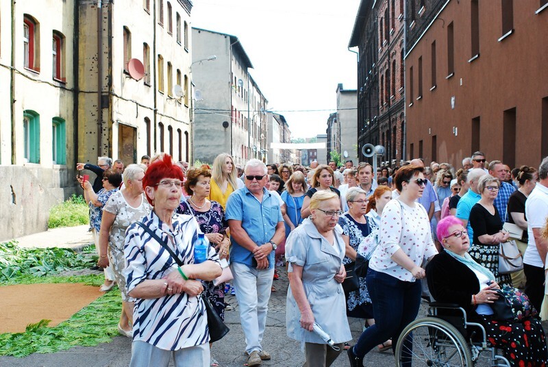 Procesja Bożego Ciała w świetochłowickich Lipinach: 20 czerwca, po uroczystej mszy świętej odprawionej w kościele św. Augustyna ulicami Lipin przeszła barwna procesja Bożego Ciała. Wzięły w niej udział prawdziwe tłumy! Tutejsza uroczystość ma wyjątkowy charakter, ponieważ mieszkańcy ubierają się w tradycyjne stroje regionalne.
