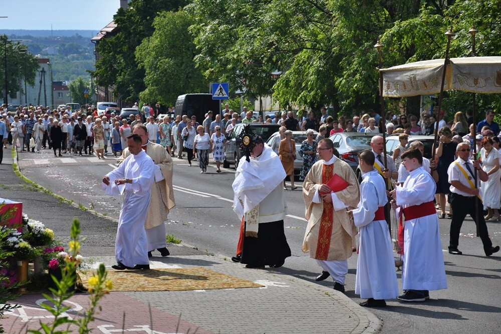 Ulicami wszystkich dzielnic naszego miasta przeszły dzisiaj procesje z okazji obchodów Uroczystości Najświętszego Ciała i Krwi Chrystusa.

fot. Jacek Knapik