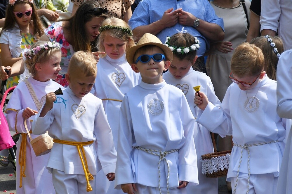 Ulicami wszystkich dzielnic naszego miasta przeszły dzisiaj procesje z okazji obchodów Uroczystości Najświętszego Ciała i Krwi Chrystusa.

fot. Jacek Knapik
