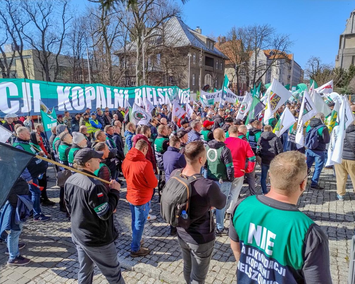 w Katowicach, przed Ministerstwem Przemysłu rozebrało się dzisiaj kilkuset górników, działaczy związkowych i polityków, aby bronić KWK Bielszowice, która ma być docelowo połączona z kopalnią Halemba. Było głośno, ale dość spokojnie.