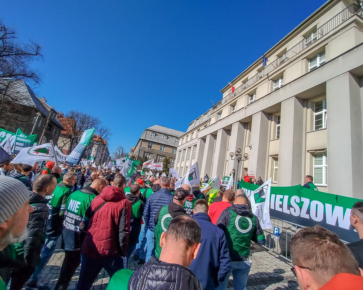 w Katowicach, przed Ministerstwem Przemysłu rozebrało się dzisiaj kilkuset górników, działaczy związkowych i polityków, aby bronić KWK Bielszowice, która ma być docelowo połączona z kopalnią Halemba. Było głośno, ale dość spokojnie.