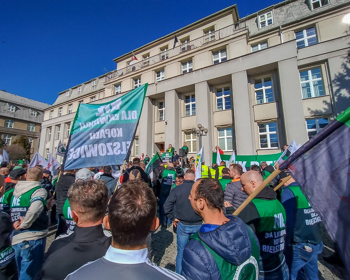 w Katowicach, przed Ministerstwem Przemysłu rozebrało się dzisiaj kilkuset górników, działaczy związkowych i polityków, aby bronić KWK Bielszowice, która ma być docelowo połączona z kopalnią Halemba. Było głośno, ale dość spokojnie.