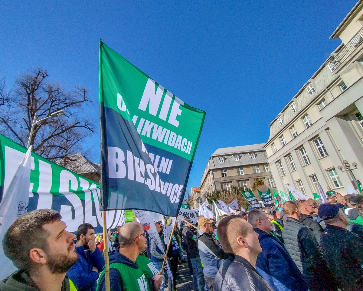 w Katowicach, przed Ministerstwem Przemysłu rozebrało się dzisiaj kilkuset górników, działaczy związkowych i polityków, aby bronić KWK Bielszowice, która ma być docelowo połączona z kopalnią Halemba. Było głośno, ale dość spokojnie.