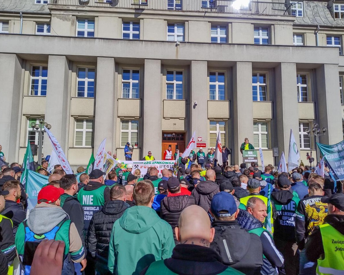 w Katowicach, przed Ministerstwem Przemysłu rozebrało się dzisiaj kilkuset górników, działaczy związkowych i polityków, aby bronić KWK Bielszowice, która ma być docelowo połączona z kopalnią Halemba. Było głośno, ale dość spokojnie.