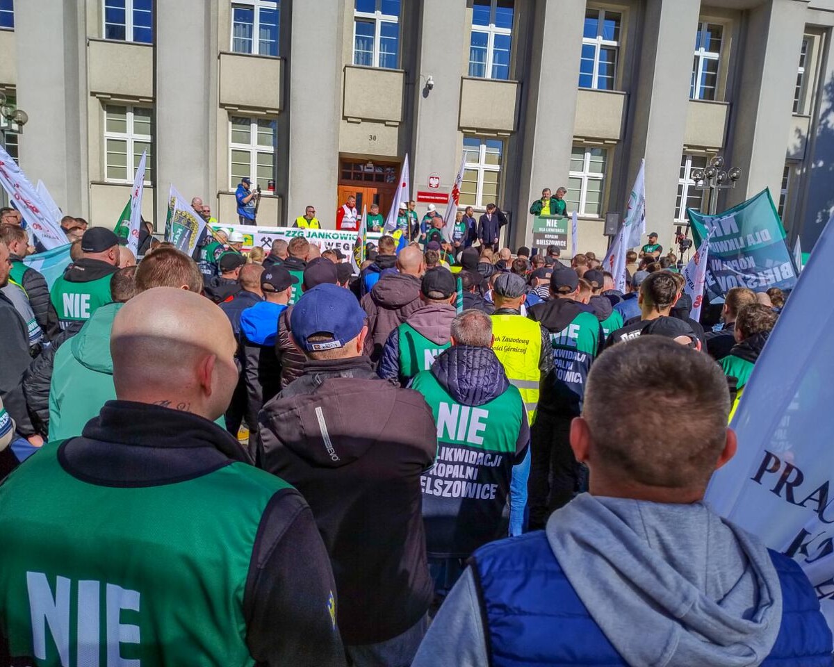 w Katowicach, przed Ministerstwem Przemysłu rozebrało się dzisiaj kilkuset górników, działaczy związkowych i polityków, aby bronić KWK Bielszowice, która ma być docelowo połączona z kopalnią Halemba. Było głośno, ale dość spokojnie.