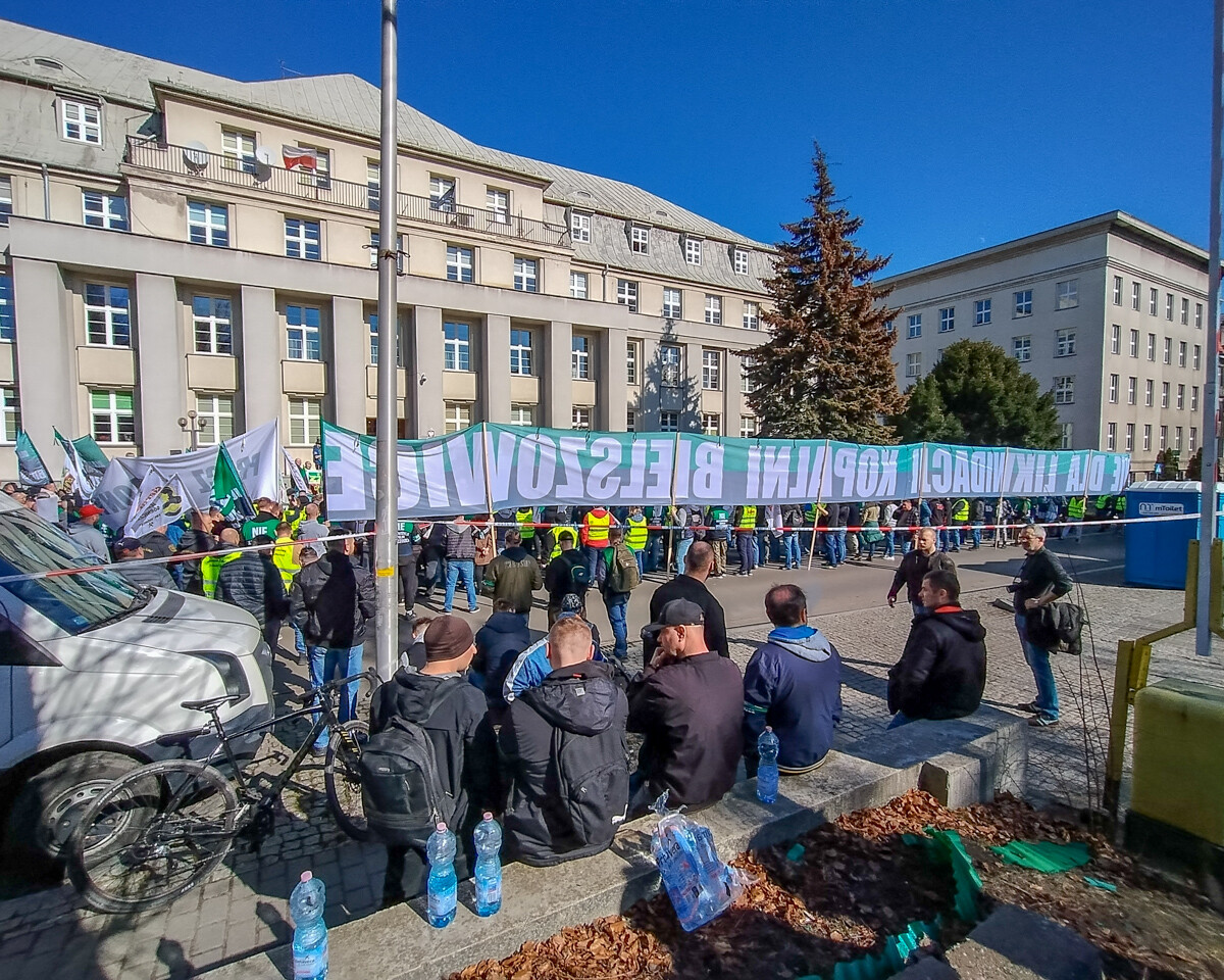 w Katowicach, przed Ministerstwem Przemysłu rozebrało się dzisiaj kilkuset górników, działaczy związkowych i polityków, aby bronić KWK Bielszowice, która ma być docelowo połączona z kopalnią Halemba. Było głośno, ale dość spokojnie.