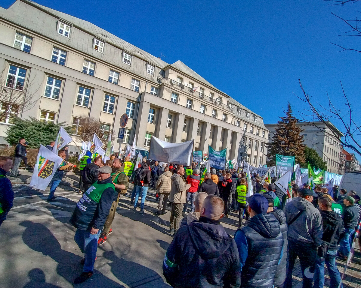 w Katowicach, przed Ministerstwem Przemysłu rozebrało się dzisiaj kilkuset górników, działaczy związkowych i polityków, aby bronić KWK Bielszowice, która ma być docelowo połączona z kopalnią Halemba. Było głośno, ale dość spokojnie.
