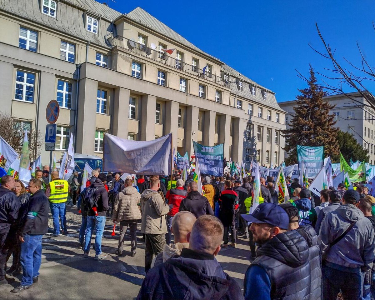 w Katowicach, przed Ministerstwem Przemysłu rozebrało się dzisiaj kilkuset górników, działaczy związkowych i polityków, aby bronić KWK Bielszowice, która ma być docelowo połączona z kopalnią Halemba. Było głośno, ale dość spokojnie.