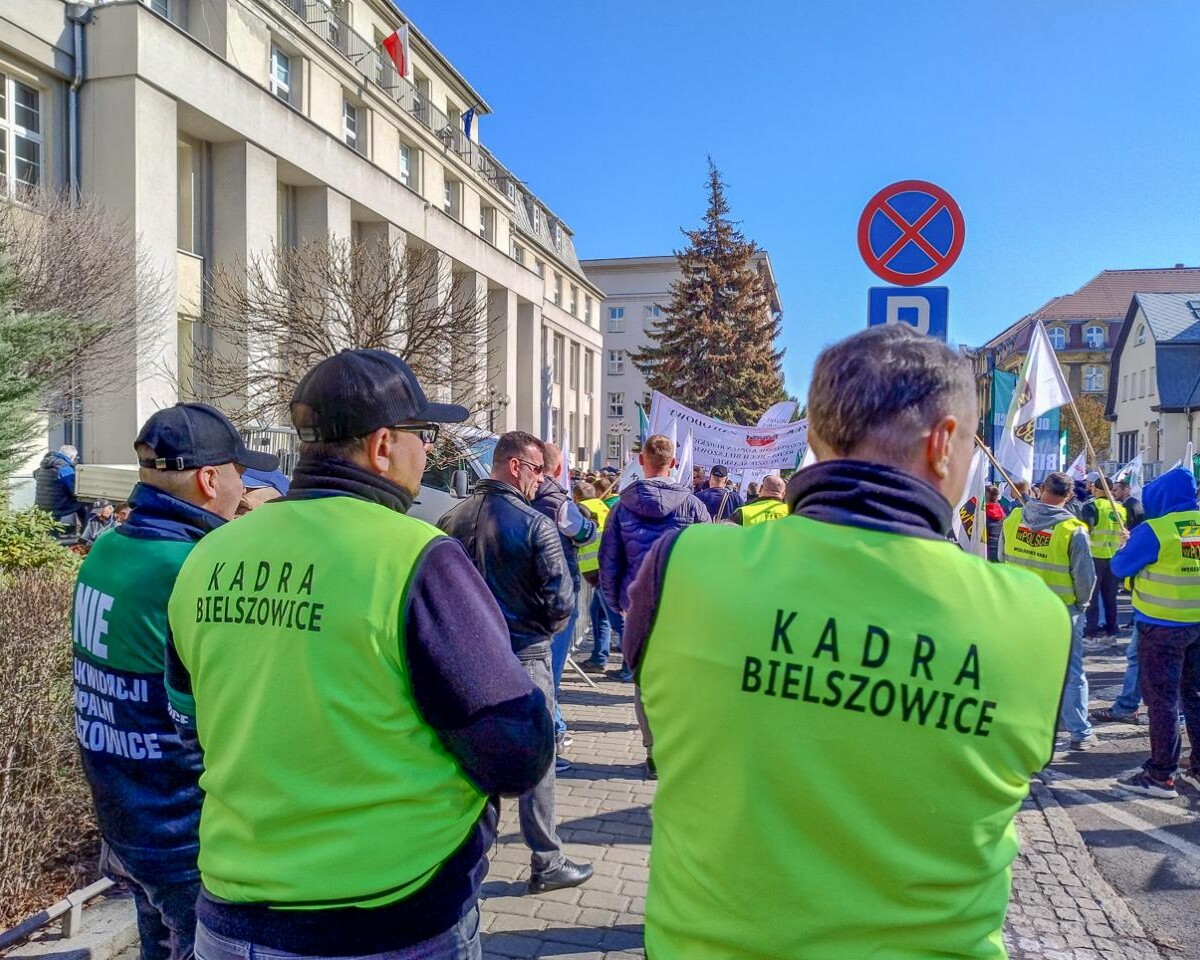 w Katowicach, przed Ministerstwem Przemysłu rozebrało się dzisiaj kilkuset górników, działaczy związkowych i polityków, aby bronić KWK Bielszowice, która ma być docelowo połączona z kopalnią Halemba. Było głośno, ale dość spokojnie.