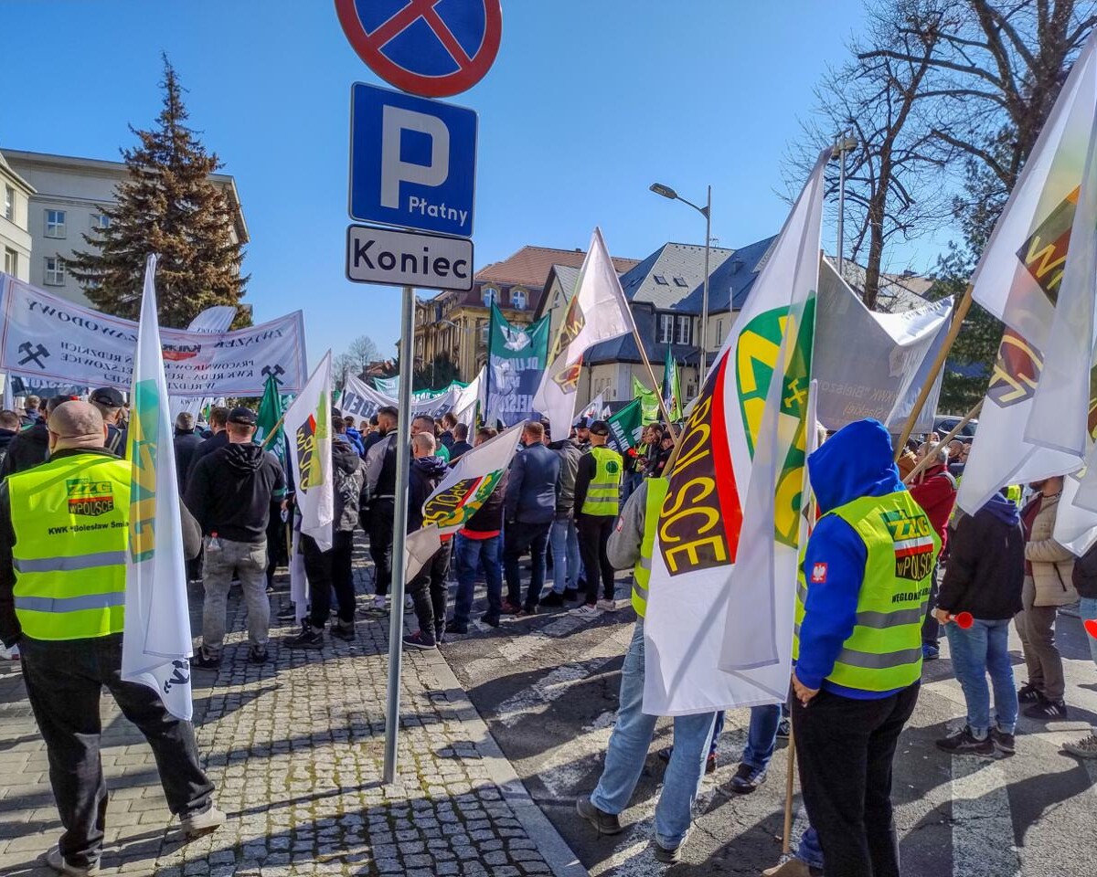 w Katowicach, przed Ministerstwem Przemysłu rozebrało się dzisiaj kilkuset górników, działaczy związkowych i polityków, aby bronić KWK Bielszowice, która ma być docelowo połączona z kopalnią Halemba. Było głośno, ale dość spokojnie.