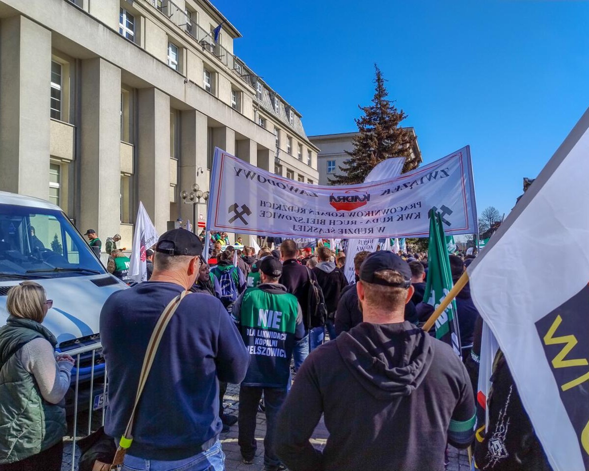 w Katowicach, przed Ministerstwem Przemysłu rozebrało się dzisiaj kilkuset górników, działaczy związkowych i polityków, aby bronić KWK Bielszowice, która ma być docelowo połączona z kopalnią Halemba. Było głośno, ale dość spokojnie.