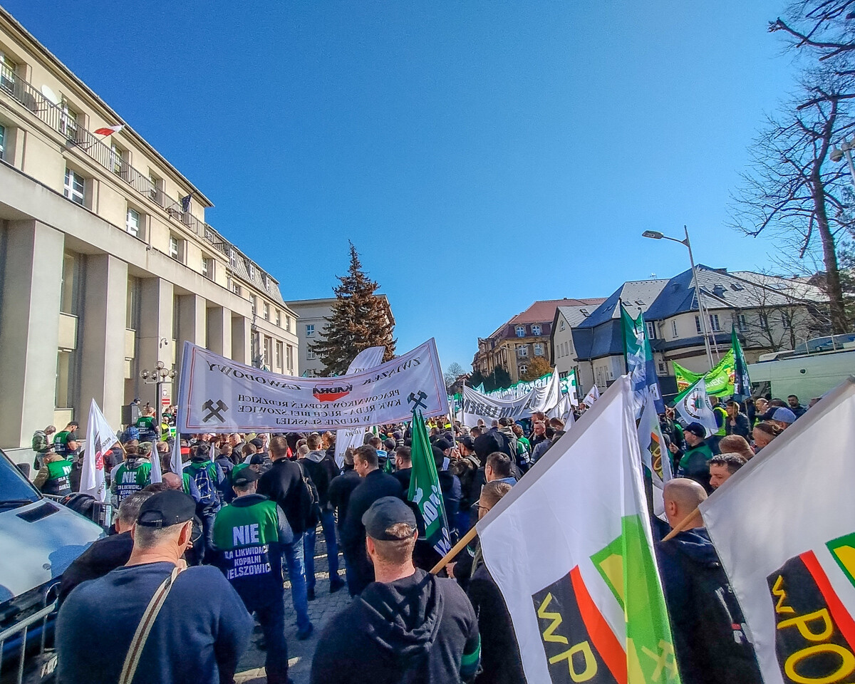 w Katowicach, przed Ministerstwem Przemysłu rozebrało się dzisiaj kilkuset górników, działaczy związkowych i polityków, aby bronić KWK Bielszowice, która ma być docelowo połączona z kopalnią Halemba. Było głośno, ale dość spokojnie.