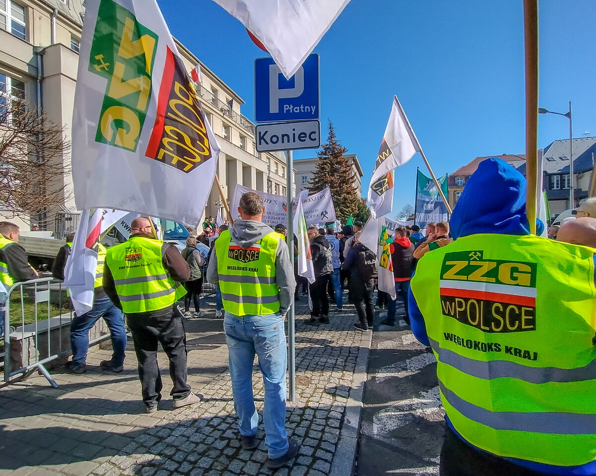 w Katowicach, przed Ministerstwem Przemysłu rozebrało się dzisiaj kilkuset górników, działaczy związkowych i polityków, aby bronić KWK Bielszowice, która ma być docelowo połączona z kopalnią Halemba. Było głośno, ale dość spokojnie.