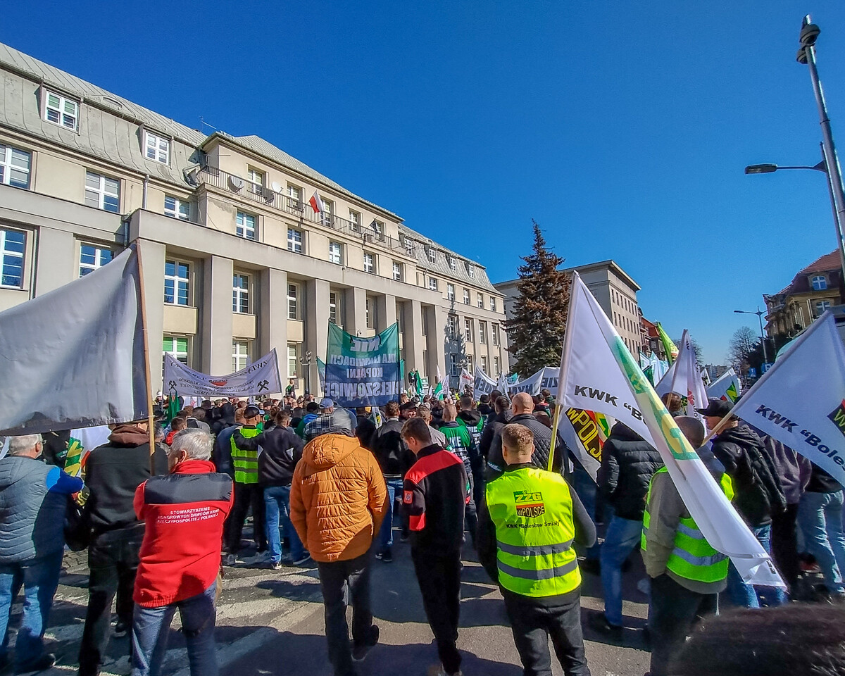 w Katowicach, przed Ministerstwem Przemysłu rozebrało się dzisiaj kilkuset górników, działaczy związkowych i polityków, aby bronić KWK Bielszowice, która ma być docelowo połączona z kopalnią Halemba. Było głośno, ale dość spokojnie.