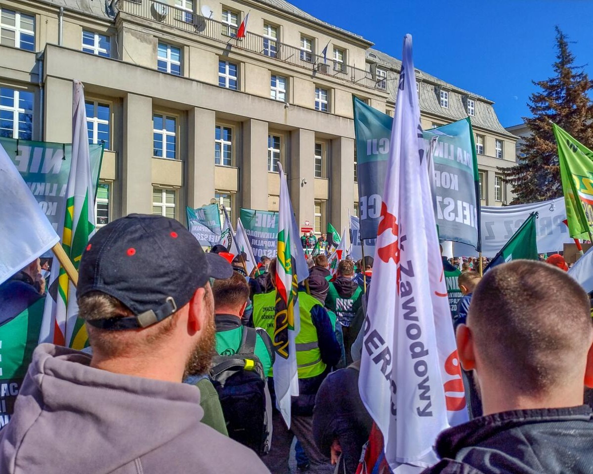 w Katowicach, przed Ministerstwem Przemysłu rozebrało się dzisiaj kilkuset górników, działaczy związkowych i polityków, aby bronić KWK Bielszowice, która ma być docelowo połączona z kopalnią Halemba. Było głośno, ale dość spokojnie.