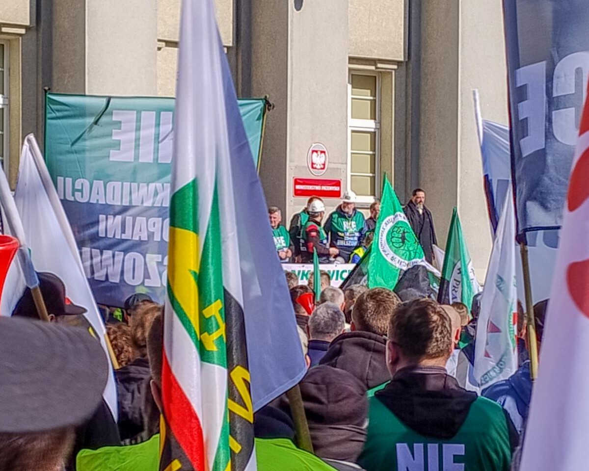 w Katowicach, przed Ministerstwem Przemysłu rozebrało się dzisiaj kilkuset górników, działaczy związkowych i polityków, aby bronić KWK Bielszowice, która ma być docelowo połączona z kopalnią Halemba. Było głośno, ale dość spokojnie.