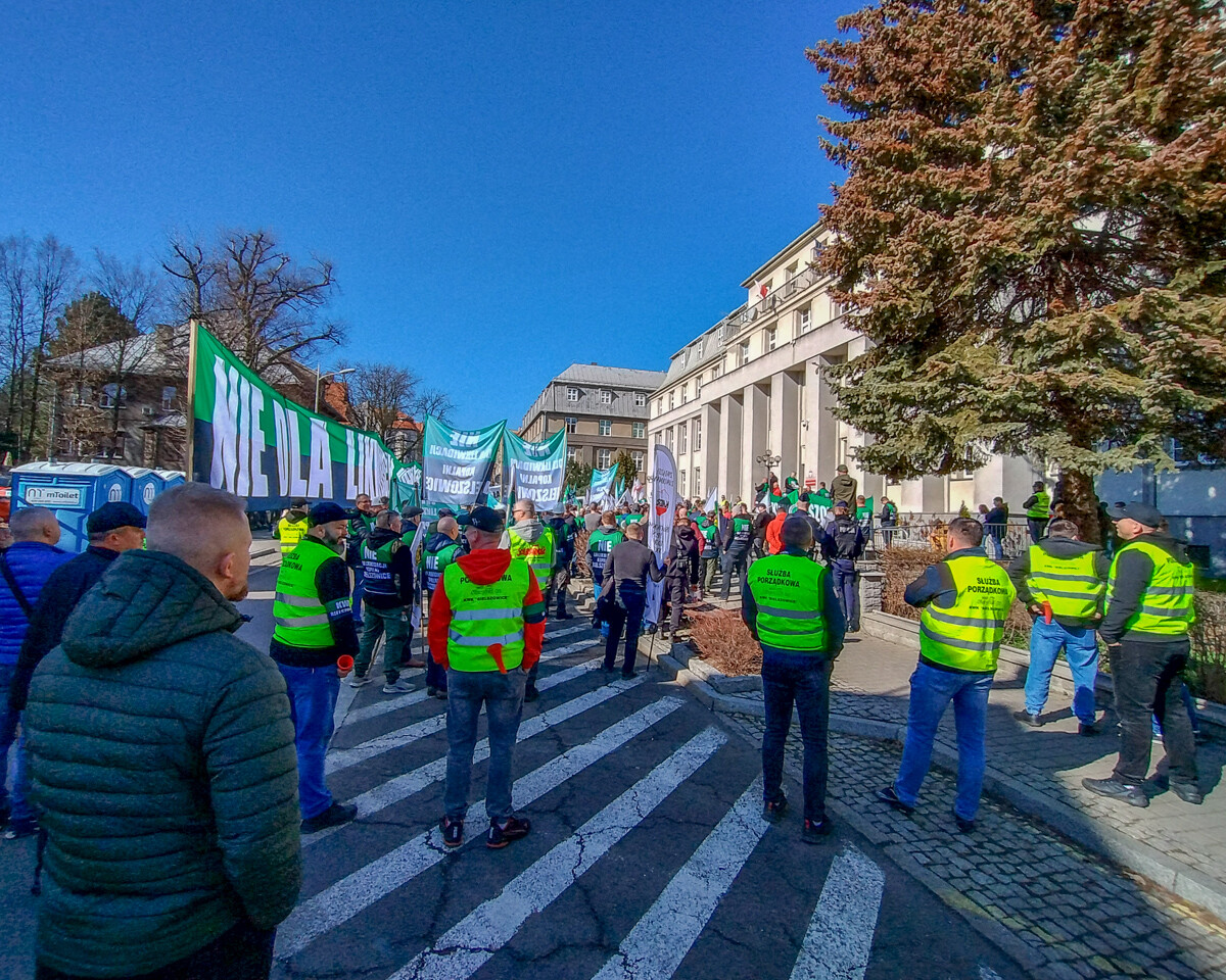 w Katowicach, przed Ministerstwem Przemysłu rozebrało się dzisiaj kilkuset górników, działaczy związkowych i polityków, aby bronić KWK Bielszowice, która ma być docelowo połączona z kopalnią Halemba. Było głośno, ale dość spokojnie.