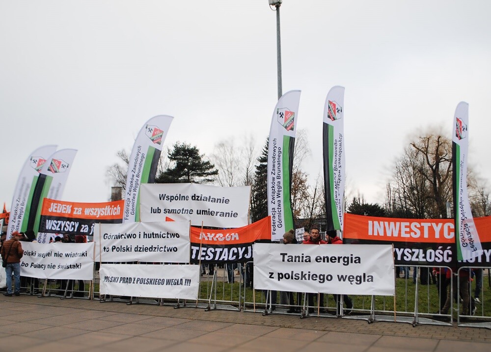 Protest hutników podczas konwencji KO. / fot. związki zawodowe Huty Pokój