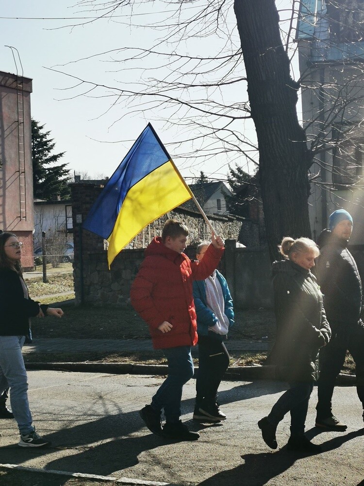 Wczoraj - 2 marca o godz. 12.00 w Kochłowicach odbył się spontaniczny protest przeciwko wojnie na Ukrainie i "Milczące wołanie" dzieci i młodzieży o pokój. 