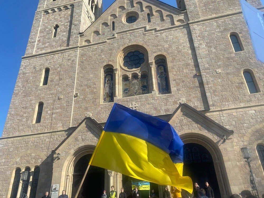 Wczoraj - 2 marca o godz. 12.00 w Kochłowicach odbył się spontaniczny protest przeciwko wojnie na Ukrainie i "Milczące wołanie" dzieci i młodzieży o pokój. 