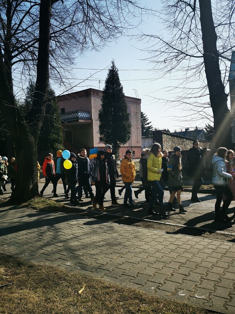 Wczoraj - 2 marca o godz. 12.00 w Kochłowicach odbył się spontaniczny protest przeciwko wojnie na Ukrainie i "Milczące wołanie" dzieci i młodzieży o pokój. 