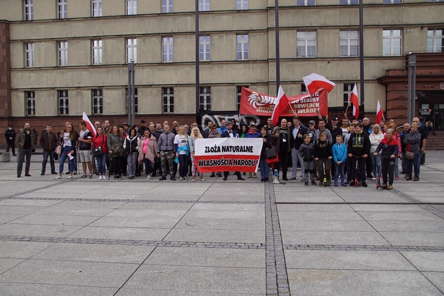 Protest przeciwko noszeniu maseczek.