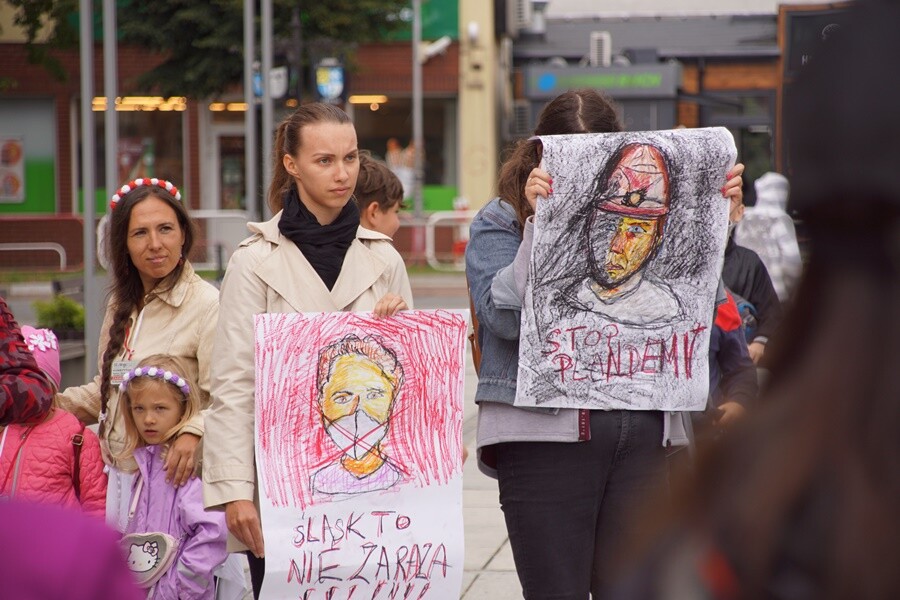 W sobotę w Rudzie Śląskiej odbył się protest przeciwko noszeniu maseczek oraz ograniczeniom związanym z pandemią koronawirusa. Uczestnicy mieli transparenty z napisami m.in. "Śląsk rusza po wolność. Boisz się wirusa, czy mandatu?", "Stop plandemii", "Śląsk to nie zaraza". Demonstrujący przeszli z placu Jana Pawła II pod kopalnie Pokój, Bielszowice i Halembę.