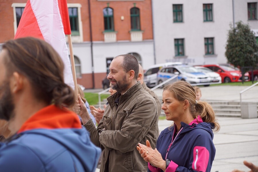 W sobotę w Rudzie Śląskiej odbył się protest przeciwko noszeniu maseczek oraz ograniczeniom związanym z pandemią koronawirusa. Uczestnicy mieli transparenty z napisami m.in. "Śląsk rusza po wolność. Boisz się wirusa, czy mandatu?", "Stop plandemii", "Śląsk to nie zaraza". Demonstrujący przeszli z placu Jana Pawła II pod kopalnie Pokój, Bielszowice i Halembę.