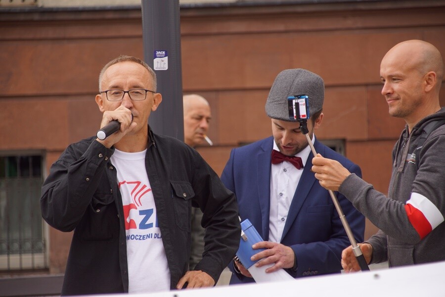 W sobotę w Rudzie Śląskiej odbył się protest przeciwko noszeniu maseczek oraz ograniczeniom związanym z pandemią koronawirusa. Uczestnicy mieli transparenty z napisami m.in. "Śląsk rusza po wolność. Boisz się wirusa, czy mandatu?", "Stop plandemii", "Śląsk to nie zaraza". Demonstrujący przeszli z placu Jana Pawła II pod kopalnie Pokój, Bielszowice i Halembę.