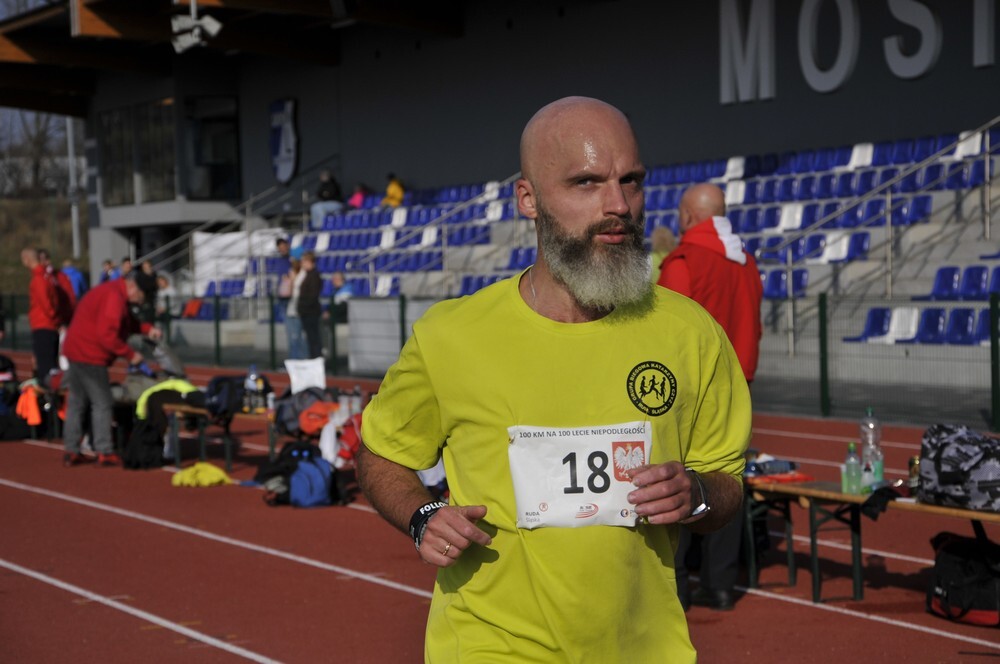 Na stadionie lekkoatletycznym przy ul. Czarnoleśnej  grupa 60 sportowych śmiałków podjęła się niezwykłego zadania – postanowili przebiec 100 kilometrów, aby w ten sposób uczcić stulecie odzyskania niepodległości przez Polskę.