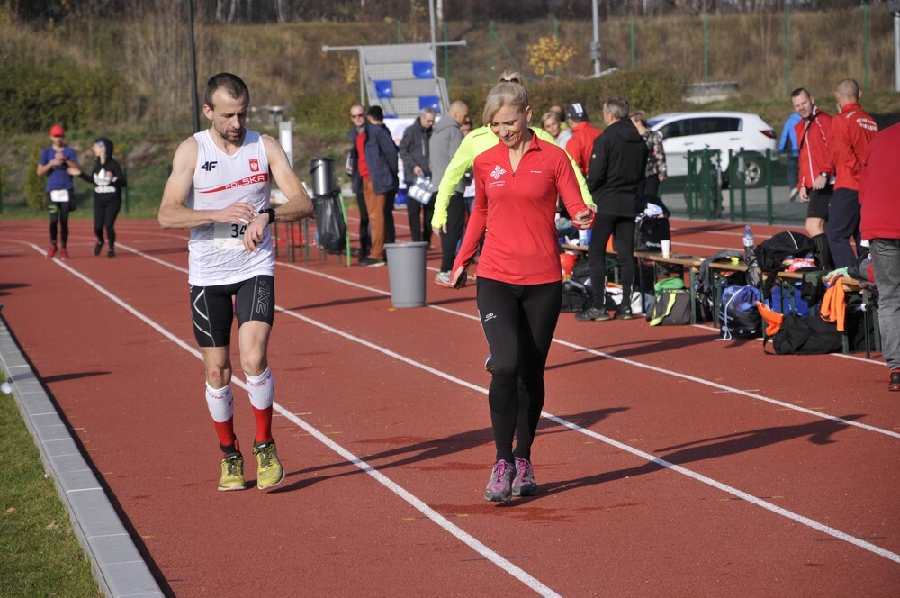 Na stadionie lekkoatletycznym przy ul. Czarnoleśnej  grupa 60 sportowych śmiałków podjęła się niezwykłego zadania – postanowili przebiec 100 kilometrów, aby w ten sposób uczcić stulecie odzyskania niepodległości przez Polskę.