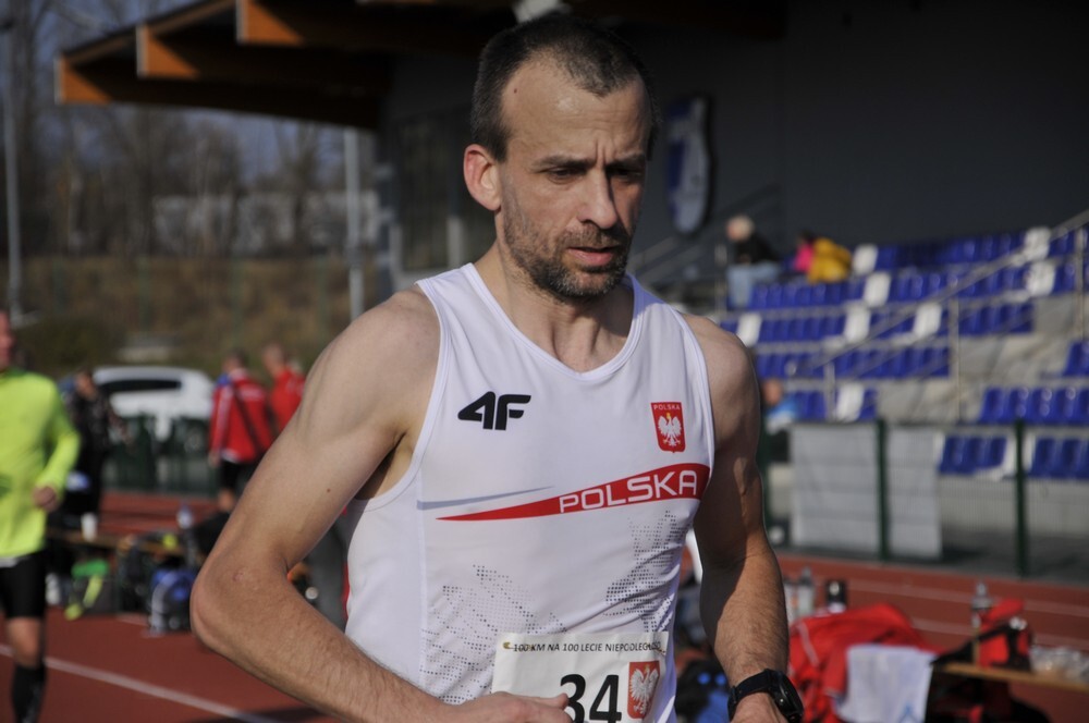 Na stadionie lekkoatletycznym przy ul. Czarnoleśnej  grupa 60 sportowych śmiałków podjęła się niezwykłego zadania – postanowili przebiec 100 kilometrów, aby w ten sposób uczcić stulecie odzyskania niepodległości przez Polskę.