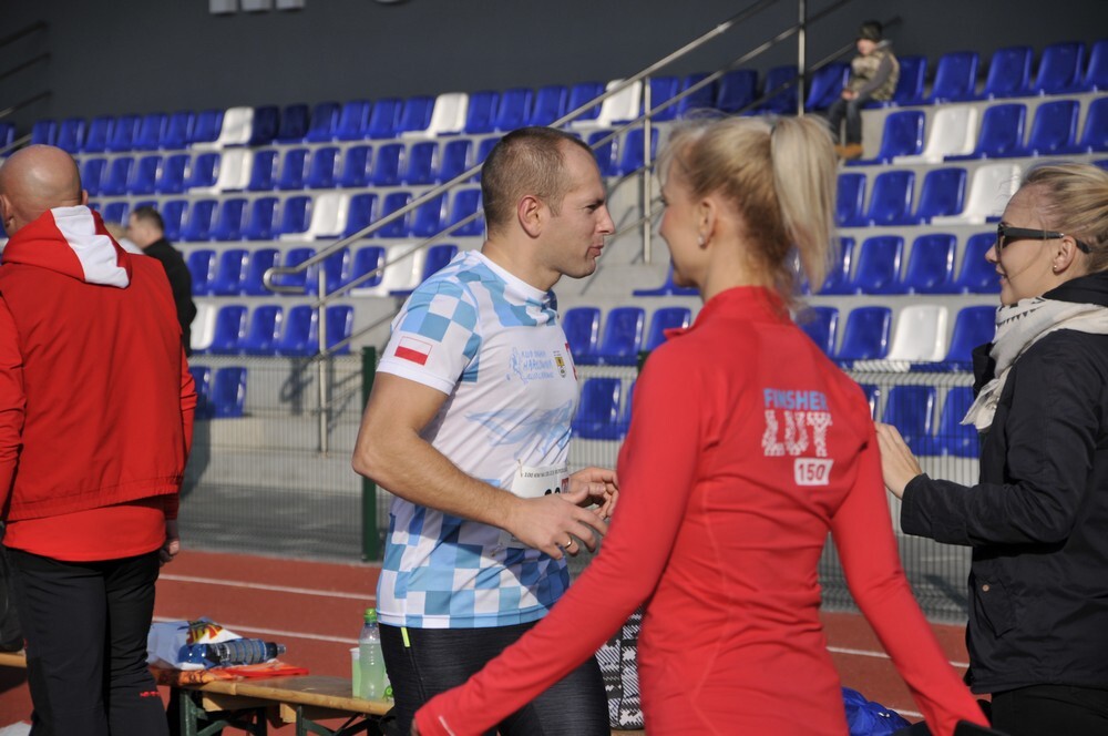 Na stadionie lekkoatletycznym przy ul. Czarnoleśnej  grupa 60 sportowych śmiałków podjęła się niezwykłego zadania – postanowili przebiec 100 kilometrów, aby w ten sposób uczcić stulecie odzyskania niepodległości przez Polskę.