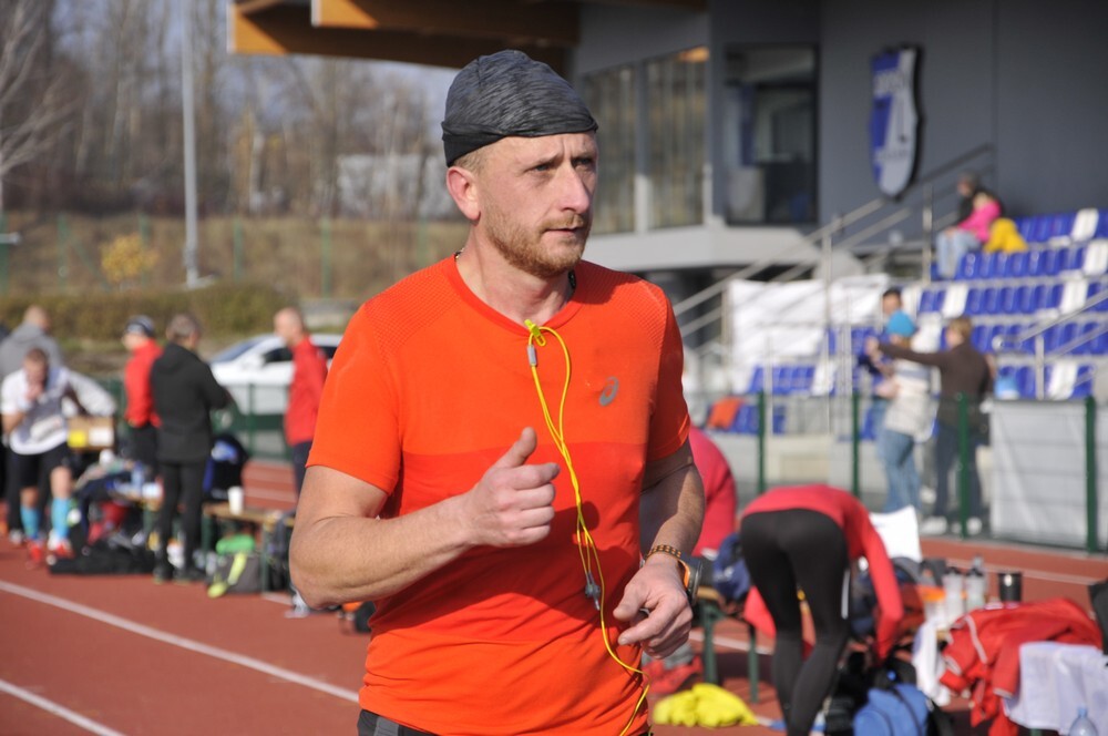 Na stadionie lekkoatletycznym przy ul. Czarnoleśnej  grupa 60 sportowych śmiałków podjęła się niezwykłego zadania – postanowili przebiec 100 kilometrów, aby w ten sposób uczcić stulecie odzyskania niepodległości przez Polskę.