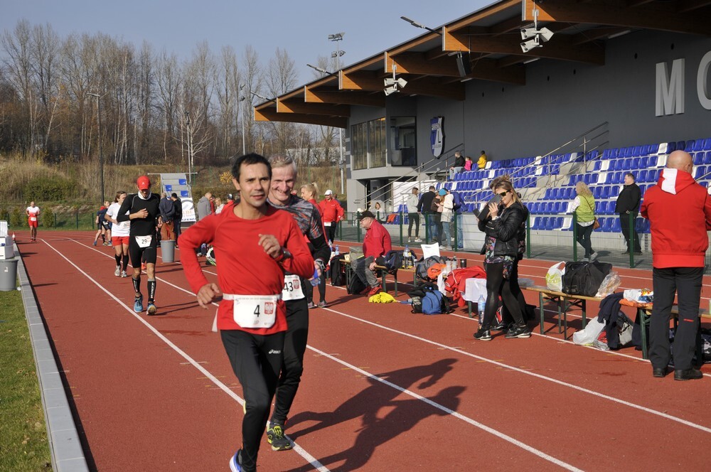 Na stadionie lekkoatletycznym przy ul. Czarnoleśnej  grupa 60 sportowych śmiałków podjęła się niezwykłego zadania – postanowili przebiec 100 kilometrów, aby w ten sposób uczcić stulecie odzyskania niepodległości przez Polskę.