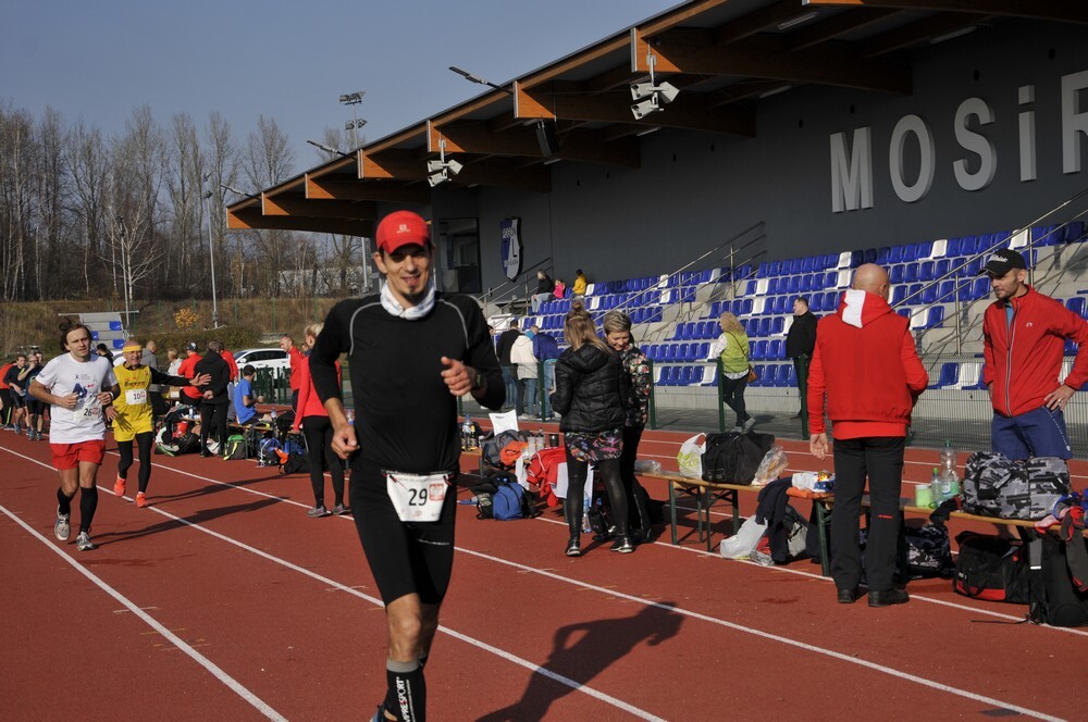 Na stadionie lekkoatletycznym przy ul. Czarnoleśnej  grupa 60 sportowych śmiałków podjęła się niezwykłego zadania – postanowili przebiec 100 kilometrów, aby w ten sposób uczcić stulecie odzyskania niepodległości przez Polskę.