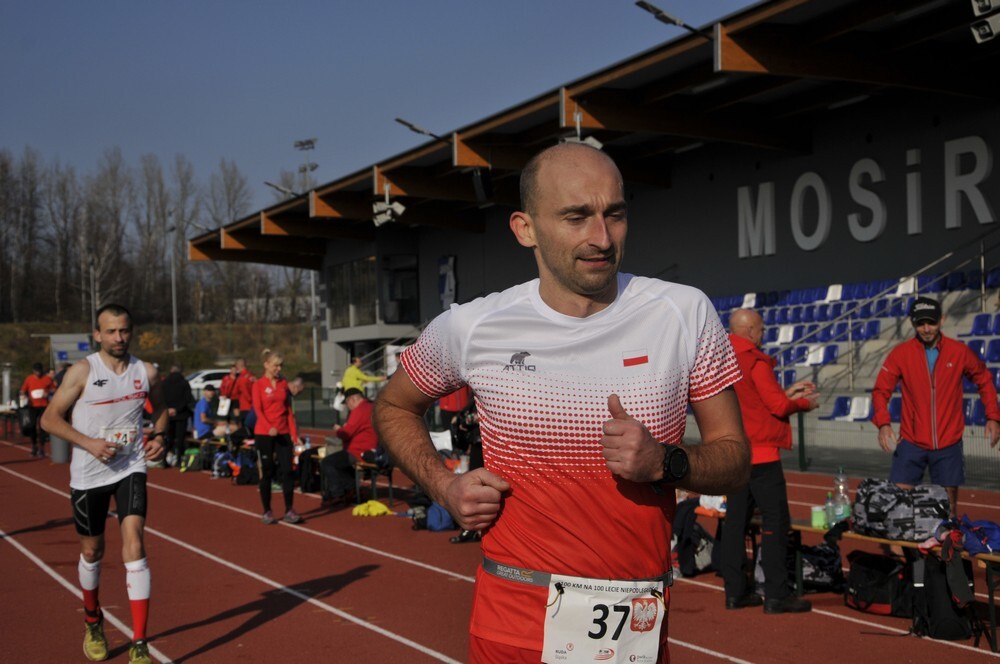 Na stadionie lekkoatletycznym przy ul. Czarnoleśnej  grupa 60 sportowych śmiałków podjęła się niezwykłego zadania – postanowili przebiec 100 kilometrów, aby w ten sposób uczcić stulecie odzyskania niepodległości przez Polskę.