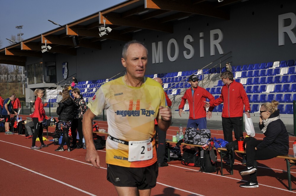 Na stadionie lekkoatletycznym przy ul. Czarnoleśnej  grupa 60 sportowych śmiałków podjęła się niezwykłego zadania – postanowili przebiec 100 kilometrów, aby w ten sposób uczcić stulecie odzyskania niepodległości przez Polskę.