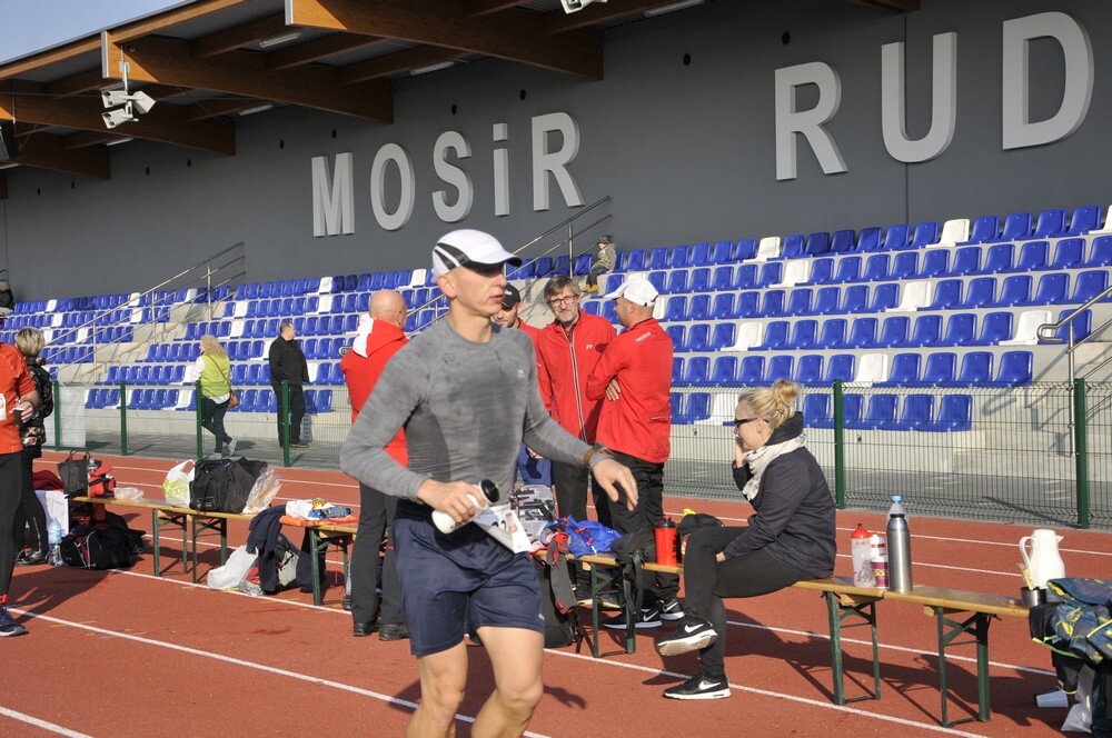 Na stadionie lekkoatletycznym przy ul. Czarnoleśnej  grupa 60 sportowych śmiałków podjęła się niezwykłego zadania – postanowili przebiec 100 kilometrów, aby w ten sposób uczcić stulecie odzyskania niepodległości przez Polskę.