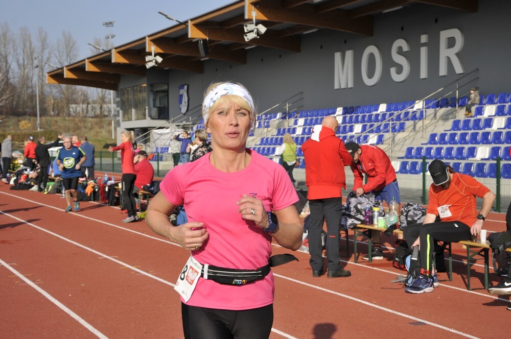 Na stadionie lekkoatletycznym przy ul. Czarnoleśnej  grupa 60 sportowych śmiałków podjęła się niezwykłego zadania – postanowili przebiec 100 kilometrów, aby w ten sposób uczcić stulecie odzyskania niepodległości przez Polskę.