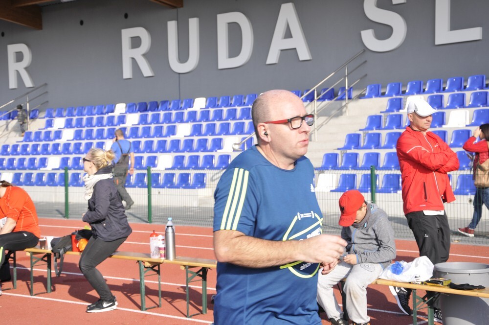 Na stadionie lekkoatletycznym przy ul. Czarnoleśnej  grupa 60 sportowych śmiałków podjęła się niezwykłego zadania – postanowili przebiec 100 kilometrów, aby w ten sposób uczcić stulecie odzyskania niepodległości przez Polskę.