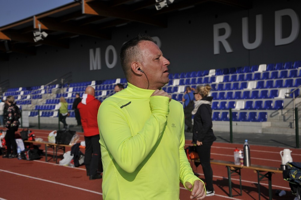 Na stadionie lekkoatletycznym przy ul. Czarnoleśnej  grupa 60 sportowych śmiałków podjęła się niezwykłego zadania – postanowili przebiec 100 kilometrów, aby w ten sposób uczcić stulecie odzyskania niepodległości przez Polskę.